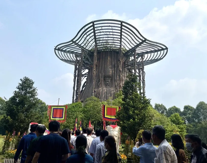 Người dân Bình Dương dâng hương tưởng nhớ các Vua Hùng tại Đền thờ Vua Hùng (phường Chánh Phú Hòa, thị xã Bến Cát, tỉnh Bình Dương). Ảnh: Huyền Trang/TTXVN,