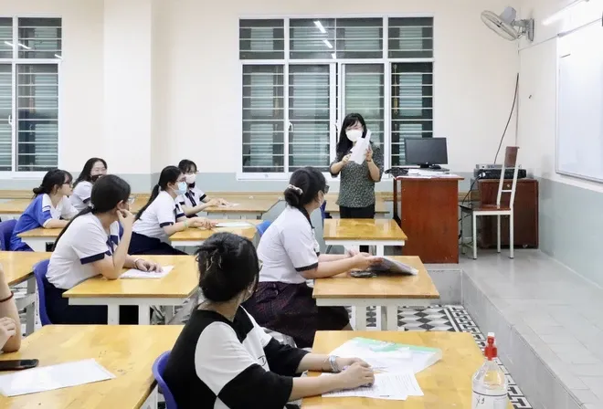 Các giáo viên cho rằng việc có thêm hai dạng câu hỏi trắc nghiệm mới sẽ đánh giá chính xác hơn năng lực học sinh. Ảnh: Hồng Giang/TTXVN.