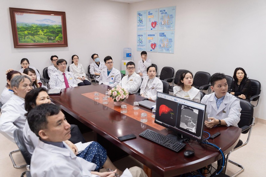 Hội đồng chuyên môn Ghép gan Vinmec với gần 20 chuyên gia “chạy đua” từng giờ từng phút để cứu sống bệnh nhân.