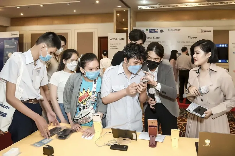 Người khiếm thị trải nghiệm một ứng dụng hỗ trợ. Ảnh: Thanh Vũ/TTXVN.