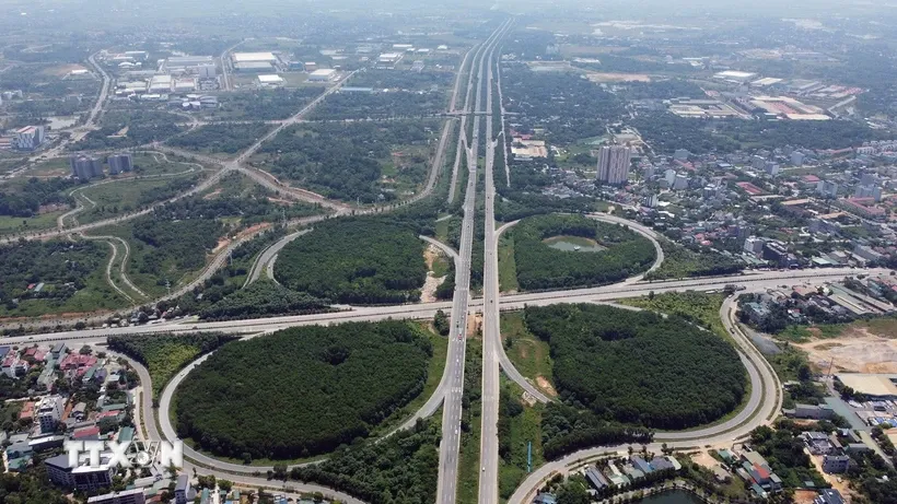 Nút giao Đại lộ Thăng Long - Quốc lộ 21 - cửa ngõ lưu thông giữa trung tâm Hà Nội và các huyện ngoại thành phía Tây. Ảnh: Huy Hùng/TTXVN.