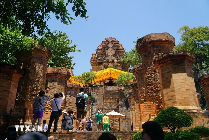 Bên ngoài Tháp Bà Ponnagar. Ảnh: TTXVN.