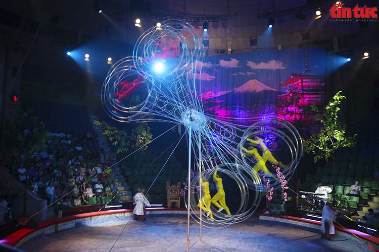 Màn trình diễn vòng quay khiến nhiều khán giả "đứng tim" trước kỹ năng của các diễn viên Việt Nam và Nhật Bản.