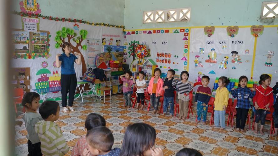 Các em học sinh mẫu giáo điểm trường Thèn Phùng học tập tại lớp học nhờ.