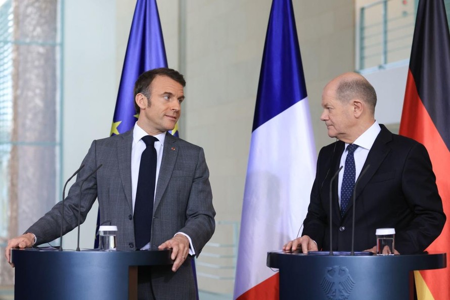 Thủ tướng Đức Olaf Scholz (phải) và Tổng thống Pháp Emmanuel Macron.