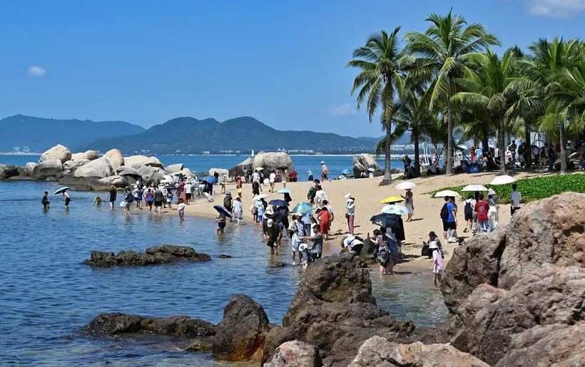 Khách du lịch tham quan một danh lam thắng cảnh ở Tam Á, tỉnh Hải Nam, Trung Quốc. Ảnh: THX/TTXVN.