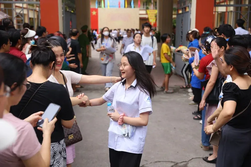 Thí sinh Hà Nội hào hứng vì kết thúc ngày thi đầu tiên vào lớp 10. Ảnh: Hoài Nam/TTXVN.