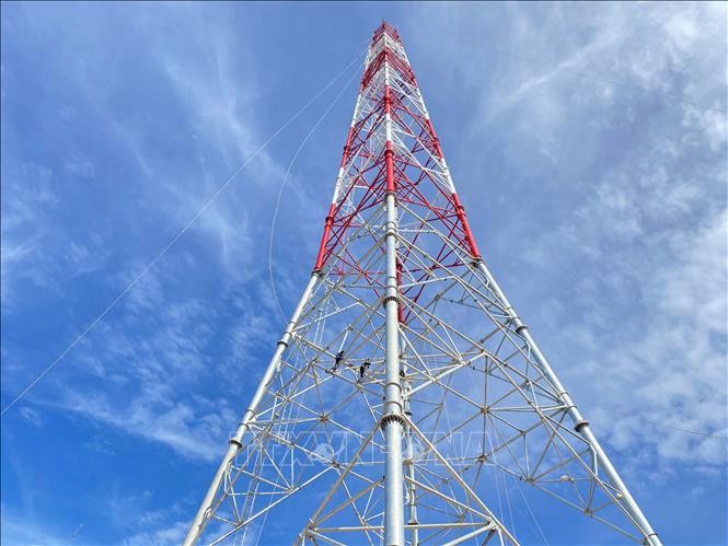 Thi công đường dây 500kV mạch 3 Quảng Trạch - Phố Nối đoạn qua tỉnh Hà Tĩnh. Ảnh: Hữu Quyết/TTXVN.