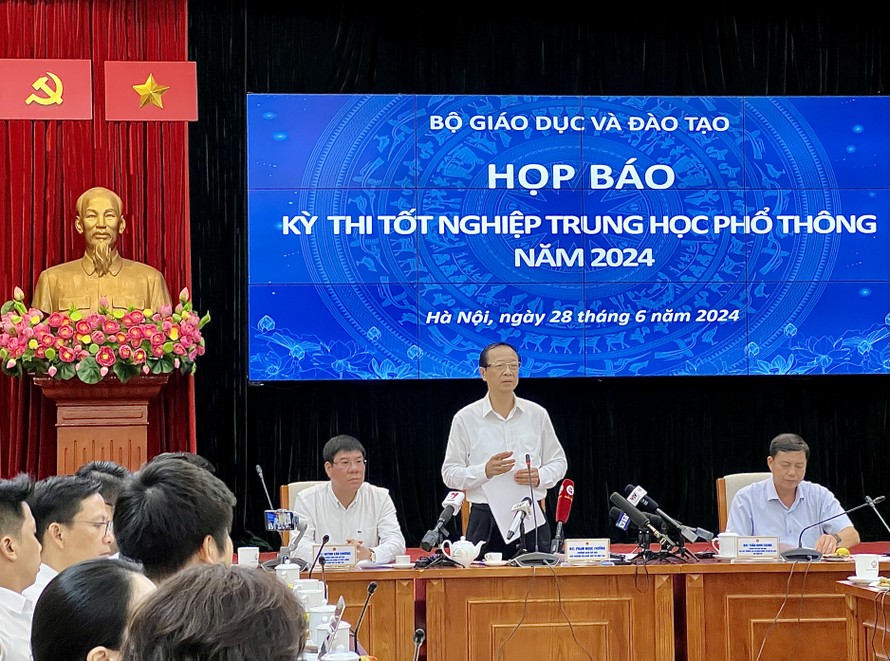 Thứ trưởng Bộ GD&ĐT Phạm Ngọc Thưởng, Trưởng ban chỉ đạo cấp quốc gia Kỳ thi chủ trì họp báo. Ảnh: Ngọc Phạm.