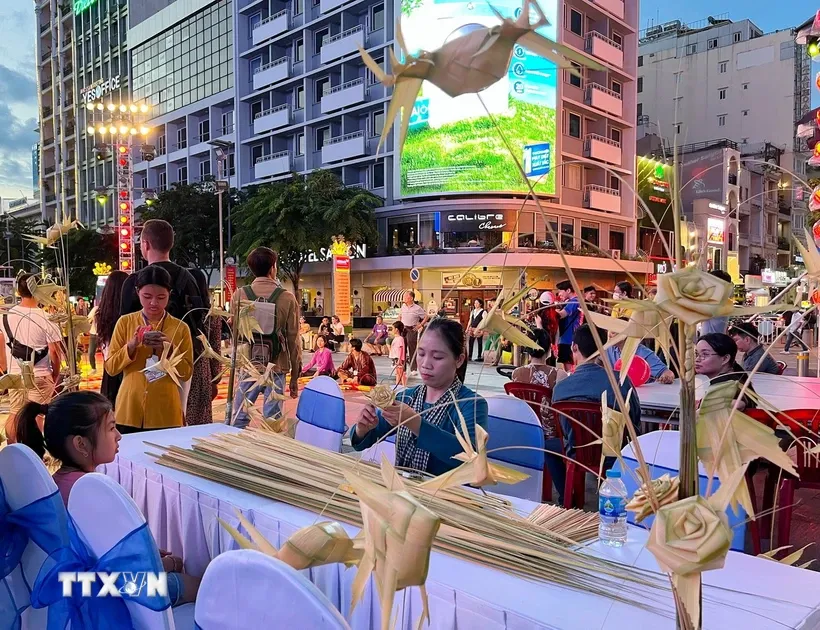 Đa dạng các khu vực làm đồ chơi dân gian. Ảnh: Thu Hương/TTXVN.