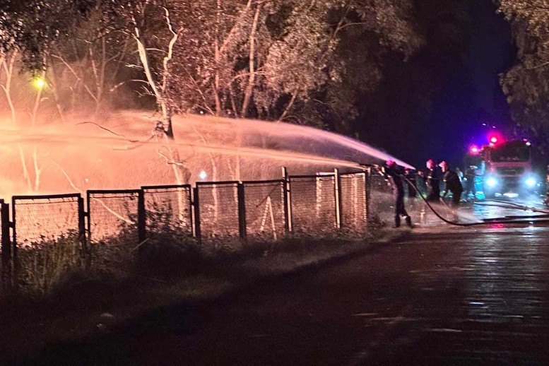 Lực lượng cảnh sát phòng cháy chữa cháy và cứu nạn cứu hộ tiến hành chữa cháy.