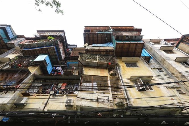 Tại các chung cư cũ, nhiều hộ dân đã cơ nới khiến kết cấu các chung cư xuống cấp nghiêm trọng. Ảnh tư liệu: Tuấn Anh/TTXVN.