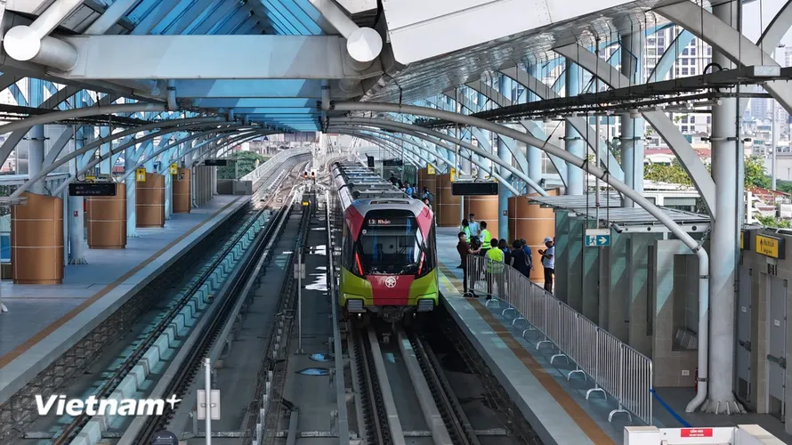 Người dân xếp hàng trải nghiệm tàu điện Nhổn-Ga Hà Nội trong ngày đầu vận hành