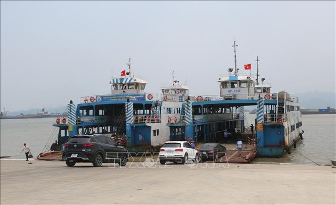 Phương tiện lên phà ra đảo Cát Bà tại bến phà Đồng Bài (Hải Phòng).