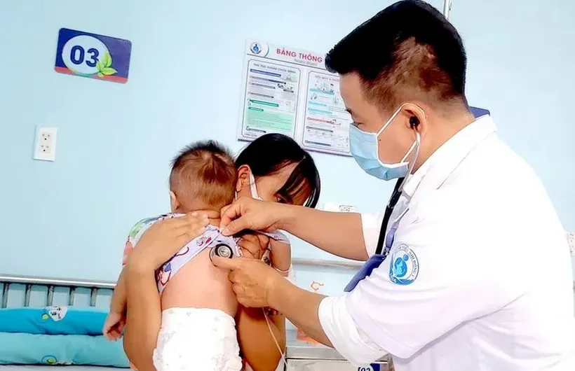 Trẻ mắc bệnh sởi được điều trị tại Bệnh viện Nhi đồng 1 Thành phố Hồ Chí Minh. Ảnh: Đinh Hằng/TTXVN.