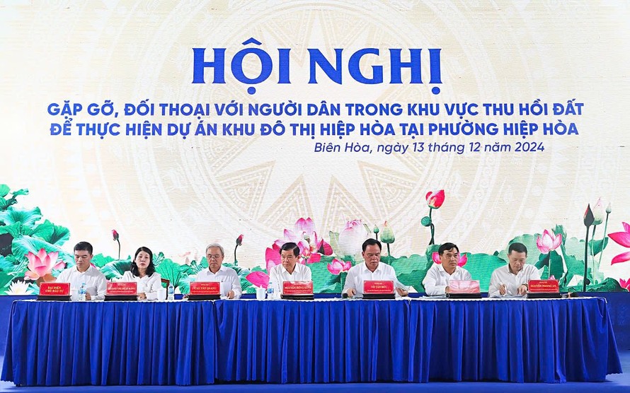 Lãnh đạo tỉnh Đồng Nai tham gia đối thoại với người dân nằm trong khu vực dự án.