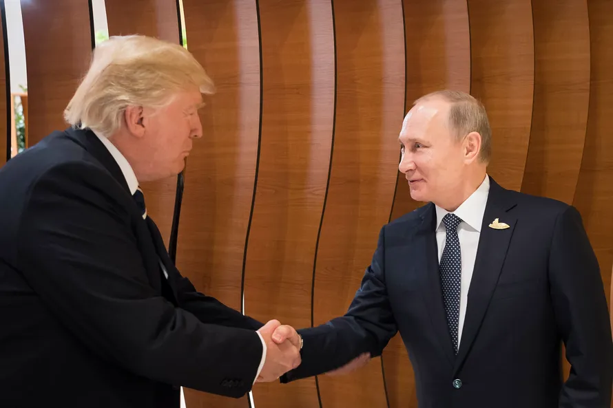 Tổng thống Nga Vladimir Putin (phải) và ông Donald Trump trong một cuộc gặp.