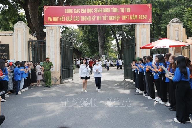 Thí sinh hoàn thành môn thi Ngoại ngữ tại điểm thi trường THPT Chu Văn An (quận Tây Hồ). Ảnh tư liệu: Minh Quyết/TTXVN.