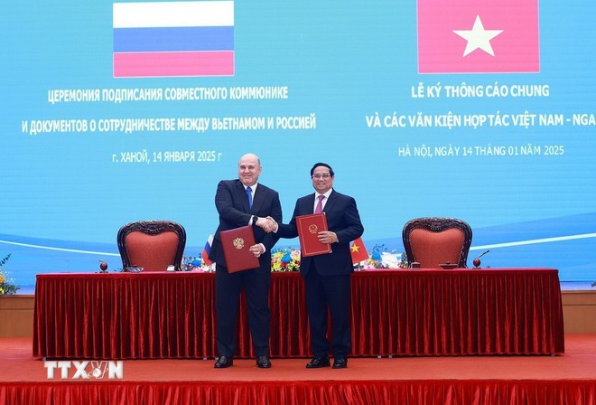 Hai Thủ tướng ký Thông cáo chung về kết quả chuyến thăm chính thức Việt Nam của Thủ tướng Liên bang Nga Mikhail Vladimirovich Mishustin. Ảnh: Dương Giang/TTXVN.