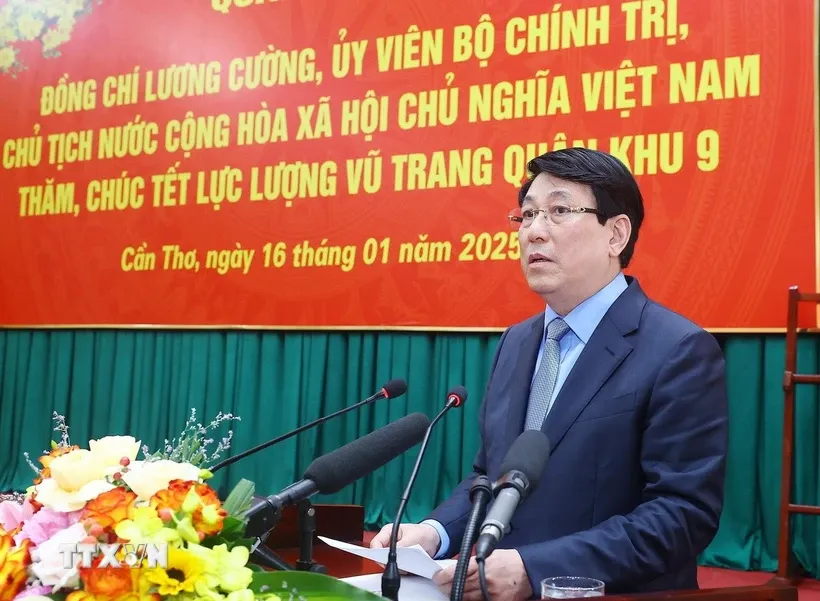 Chủ tịch nước Lương Cường chúc Tết lực lượng vũ trang Quân khu 9 (Bộ Quốc phòng). Ảnh: Lâm Khánh/TTXVN.