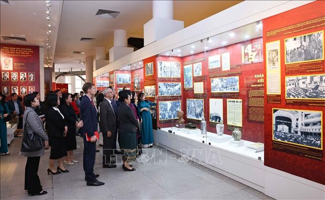 Khai mạc triển lãm "Đảng Cộng sản Việt Nam - 95 năm đồng hành cùng dân tộc"