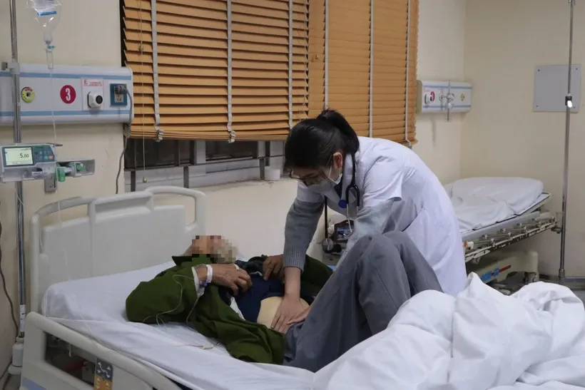 Bác sỹ điều trị cho bệnh nhân tại Bệnh viện E trong đêm Giao thừa. Ảnh: PV/TTXVN.