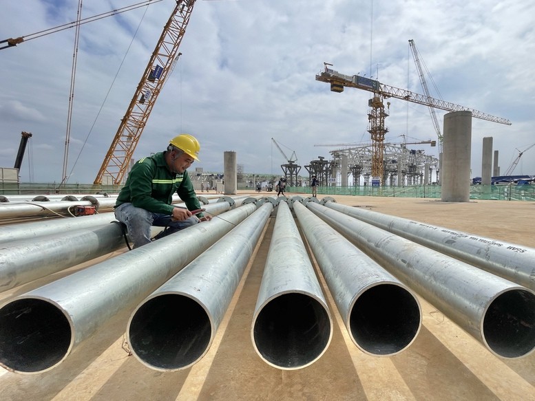 Các công nhân đang gấp rút lắp dựng khung thép mái khu trung tâm. Nhiều hạng mục cũng đang dần hoàn thiện, hình hài nhà ga với hình ảnh hoa sen vươn mình đã hiện rõ.