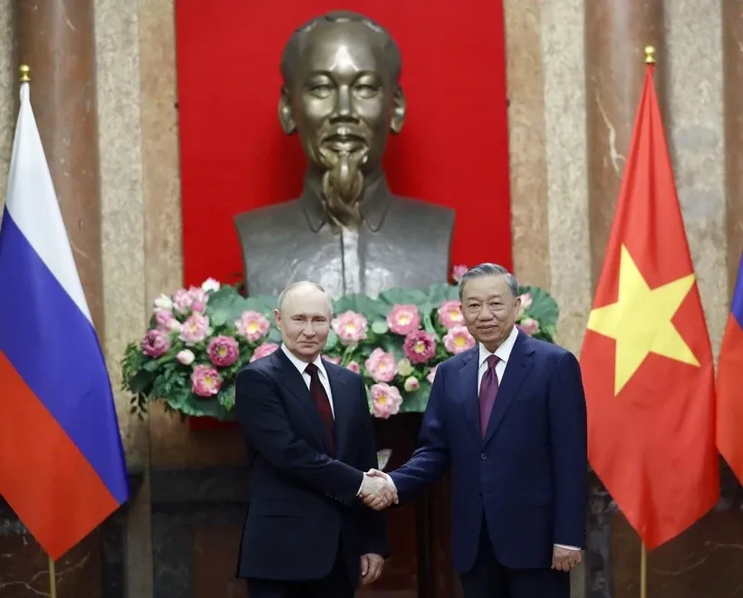 Tổng Bí thư Tô Lâm và Tổng thống Liên bang Nga Vladimir Putin chụp ảnh chung. Ảnh: Nhan Sáng/TTXVN.