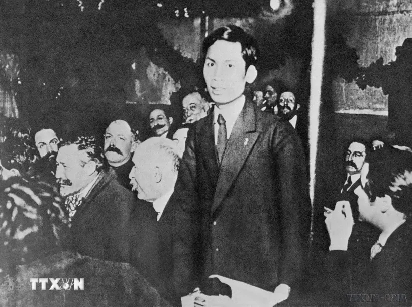 Đồng chí Nguyễn Ái Quốc (Chủ tịch Hồ Chí Minh) phát biểu tại Đại hội thành lập Đảng Cộng sản Pháp họp ở thành phố Tua. Ảnh: TTXVN.