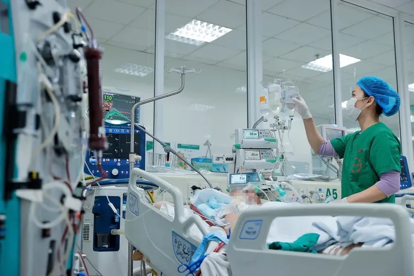 Trung tâm Hồi sức tích cực, Bệnh viện Bệnh Nhiệt đới Trung ương, đang tiếp nhận điều trị cho 4 bệnh nhân cúm A nặng, có bệnh lý nền. Ảnh: Minh Quyết/TTXVN.