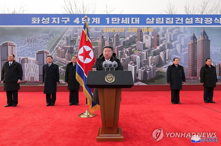 Nhà lãnh đạo Triều Tiên Kim Jong Un phát biểu tại lễ động thổ xây dựng 10.000 căn hộ tại khu vực Hwasong của thủ đô Bình Nhưỡng ngày 16/2/2025. Ảnh: Yonhap.