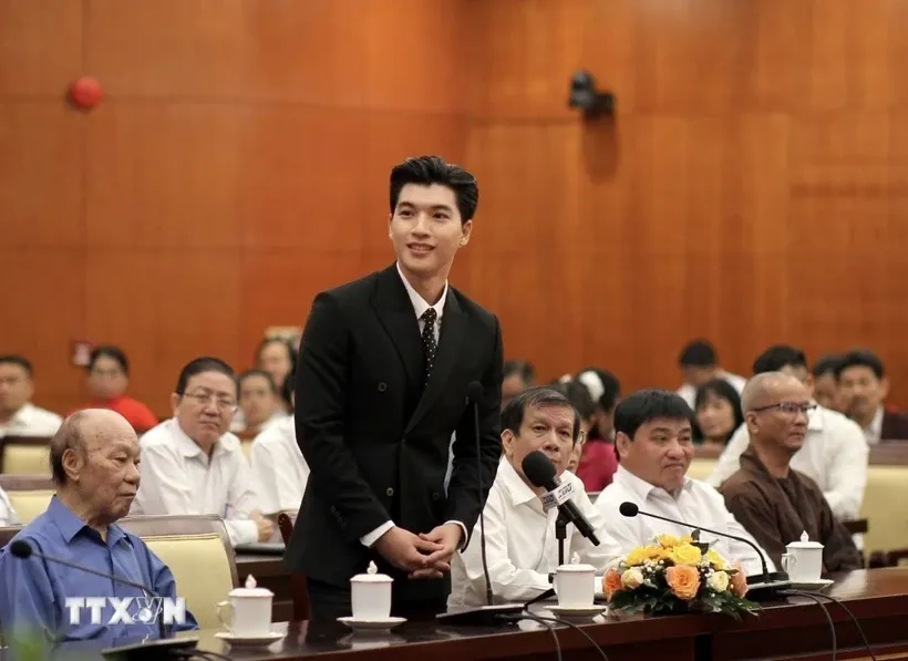 Ca sỹ, rapper Trần Minh Hiếu (nghệ danh: HIEUTHUHAI) phát biểu tại buổi họp mặt.