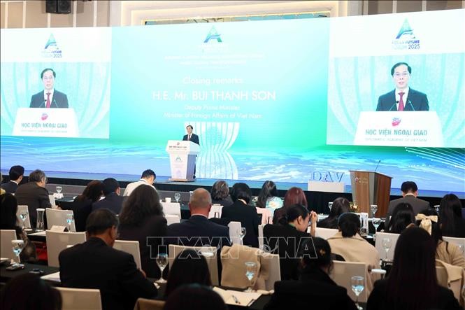 Phó Thủ tướng, Bộ trưởng Ngoại giao Bùi Thanh Sơn phát biểu bế mạc Diễn đàn Tương lai ASEAN 2025. Ảnh: An Đăng/TTXVN.