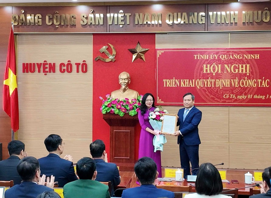 Đồng chí Vũ Đại Thắng – Uỷ viên TW Đảng, Bí thư Tỉnh uỷ trao Quyết định và tặng hoa chúc mừng đồng chí Lê Ngọc Hân - Tân Bí thư Huyện ủy Cô Tô.