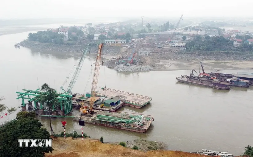 Các đơn vị thi công thực hiện nhiệm vụ xây dựng cầu Phong Châu mới. Ảnh: Tạ Toàn/TTXVN