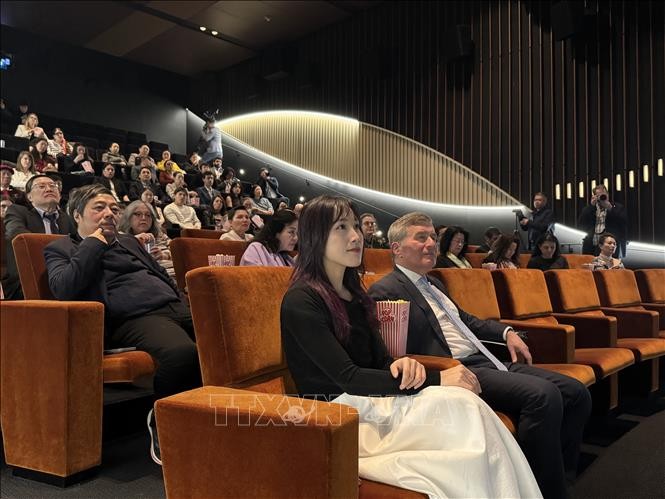 Đạo diễn Dương Diệu Linh và Chủ tịch MPA Charles Rivkin tại sự kiện. Ảnh: Kiều Trang/PV TTXVN tại Mỹ