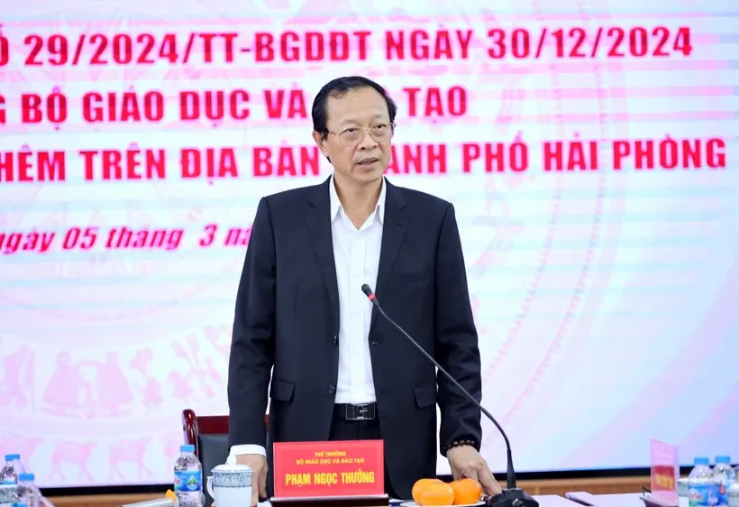 Thứ trưởng Bộ Giáo dục và Đào tạo Phạm Ngọc Thưởng chỉ đạo dứt khoát làm tốt dạy học chính khoá. Ảnh: Bộ GD-ĐT