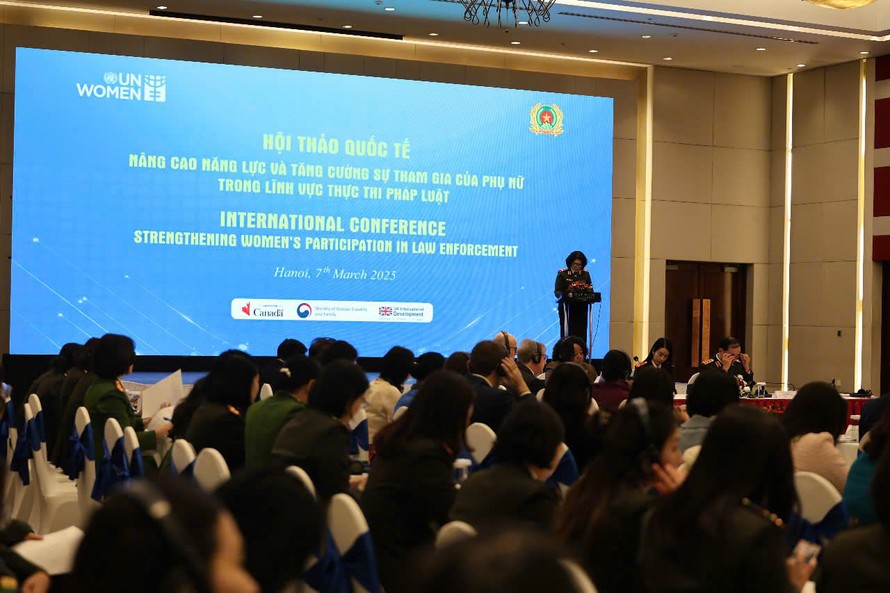 Thiếu tướng Ngô Hoài Thu, Chủ tịch Hội Phụ nữ Bộ Công an phát biểu tại Hội nghị.