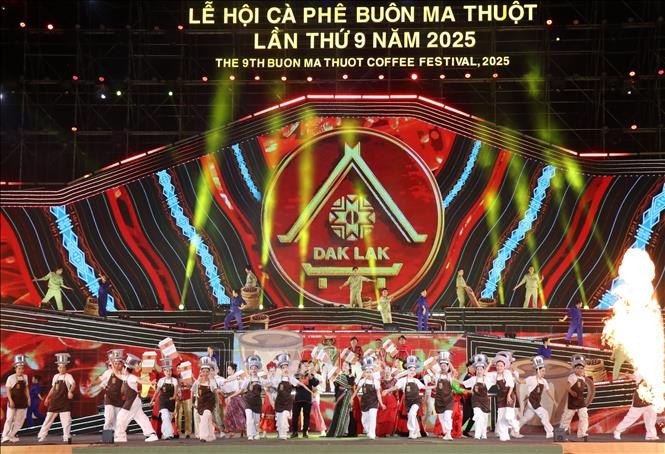 Chương trình nghệ thuật đặc sắc về chủ đề cà phê tại lễ bế mạc. Ảnh: Tuấn Anh/TTXVN.