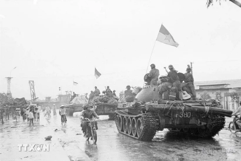 Xe tăng của Lữ đoàn 203, Sư đoàn 304, Quân đoàn 2 tiến vào giải phóng Đà Nẵng (29/3/1975). Ảnh: Hoàng Giang/TTXVN
