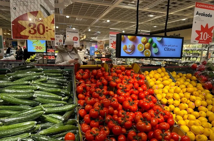 Người dân mua hàng tại siêu thị ở Stockholm, Thụy Điển. Ảnh: THX/TTXVN