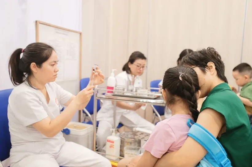 Tiêm vaccine phòng sởi cho gần 1.000 trẻ từ một đến năm tuổi chưa tiêm đủ mũi hoặc chưa tiêm vaccine phòng sởi tại Quận Hoàn Kiếm. Ảnh: Minh Quyết/TTXVN