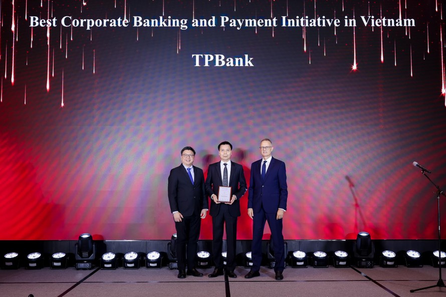 Ông Bùi Quang Cương- Phó Tổng Giám đốc TPBank nhận giải thưởng từ đại diện The Asian Banker.
