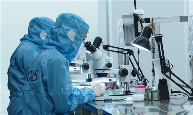 Sản xuất camera tại Công ty TNHH Sunny Opotech Việt Nam tại Khu công nghiệp Yên Bình. Ảnh: Hoàng Nguyên/TTXVN.