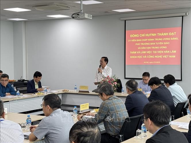 Quang cảnh buổi làm việc.