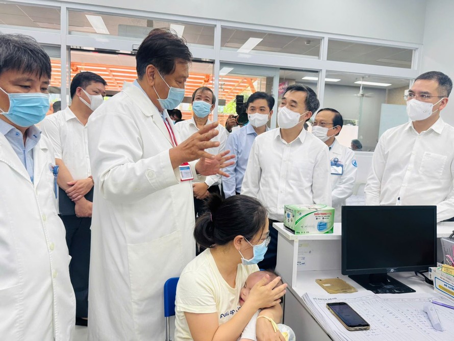 Đoàn công tác Bộ Y tế do Thứ trưởng Bộ Y tế Trần Văn Thuấn dẫn đầu đã kiểm tra công tác thu dung, điều trị sởi tại Bệnh viện Nhi đồng 1 (TP Hồ Chí Minh).