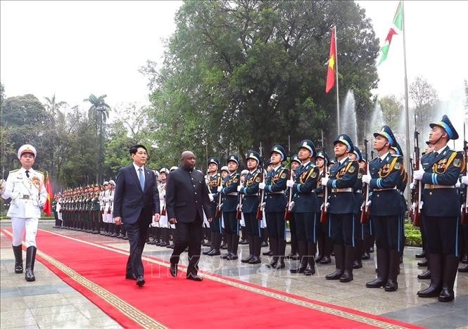 Chủ tịch nước Lương Cường và Tổng thống Burundi Évariste Ndayishimiye duyệt Đội danh dự Quân đội Nhân dân Việt Nam. Ảnh: Lâm Khánh/TTXVN.
