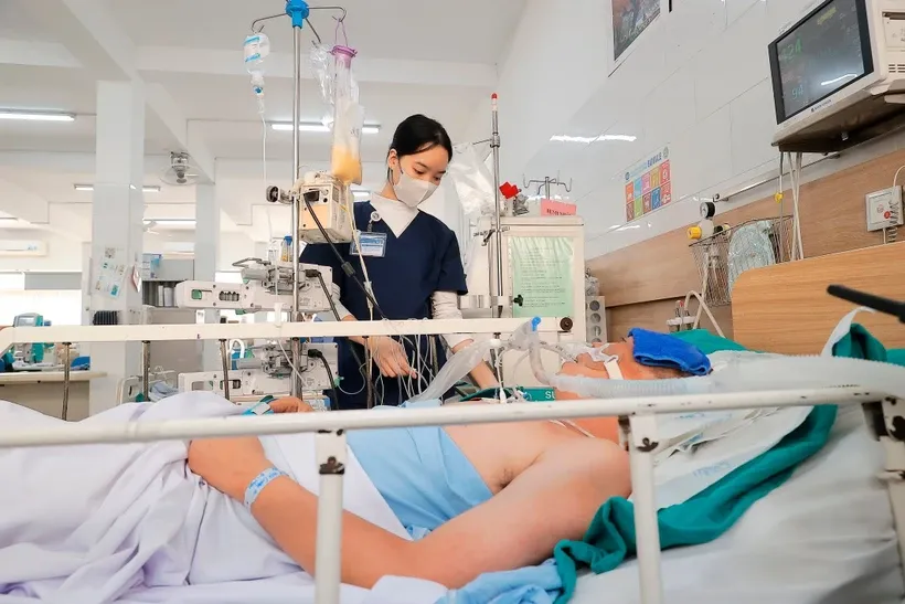 Nhân viên y tế chăm sóc cho bệnh nhân. Ảnh: Minh Quyết/TTXVN.