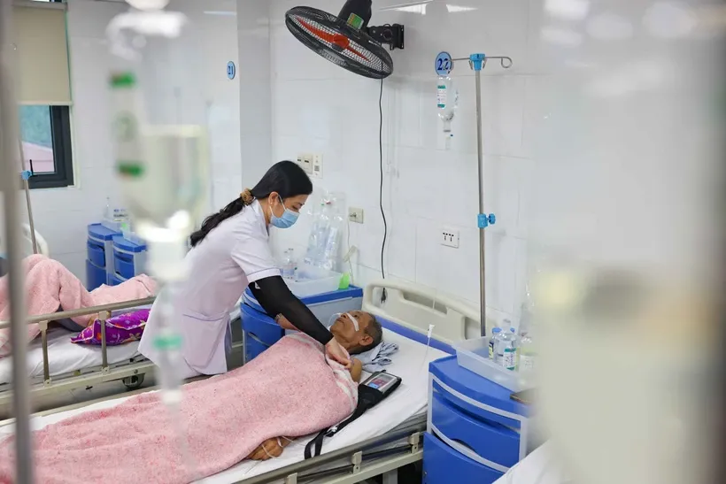 Nhân viên y tế theo dõi sức khỏe cho người bệnh đang điều trị tại Bệnh viện K. Ảnh: TTXVN.