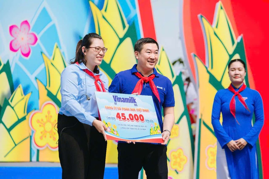 Ông Đỗ Thanh Tuấn, Giám đốc Đối ngoại Vinamilk, đã trao tặng món quà là 45.000 hộp sữa cho đại diện Hội đồng Đội TP.HCM trong chương trình “Đại hội cháu ngoan Bác Hồ” ngày 6/4.